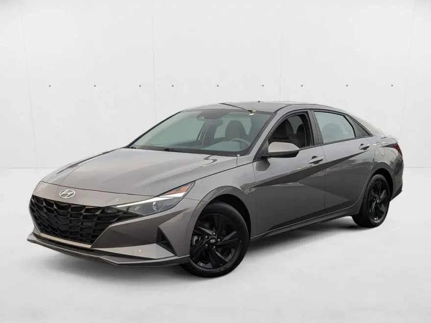 2023 Hyundai Elantra SEL photo 1
