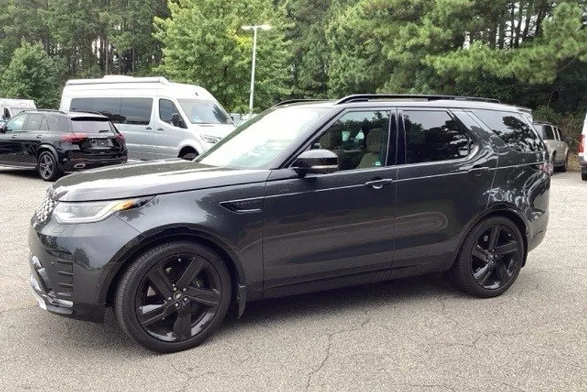 2024 Land Rover Discovery Metropolitan Edition photo 1