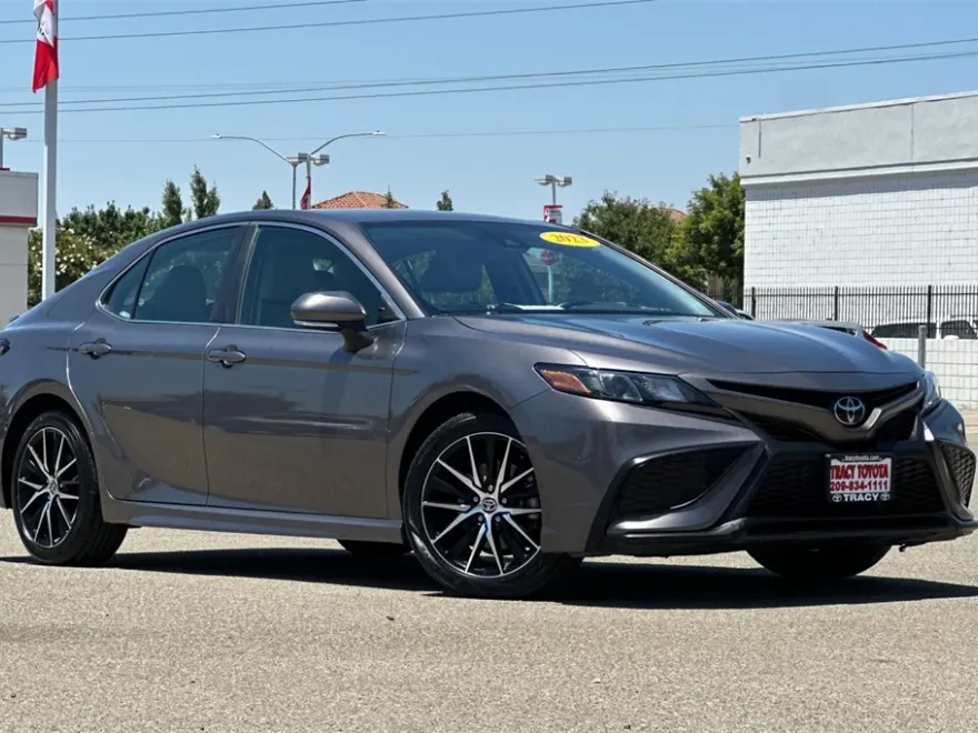 2023 Toyota Camry SE photo 1