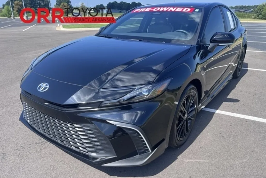2025 Toyota Camry SE photo 1