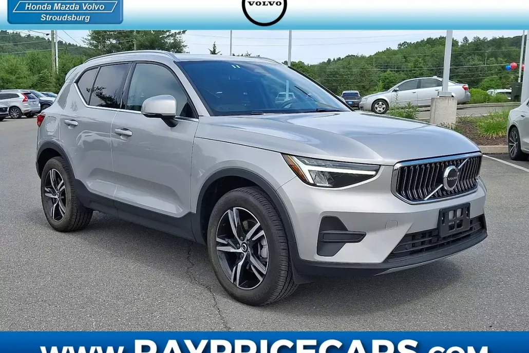 2025 Volvo XC40 Core photo 1