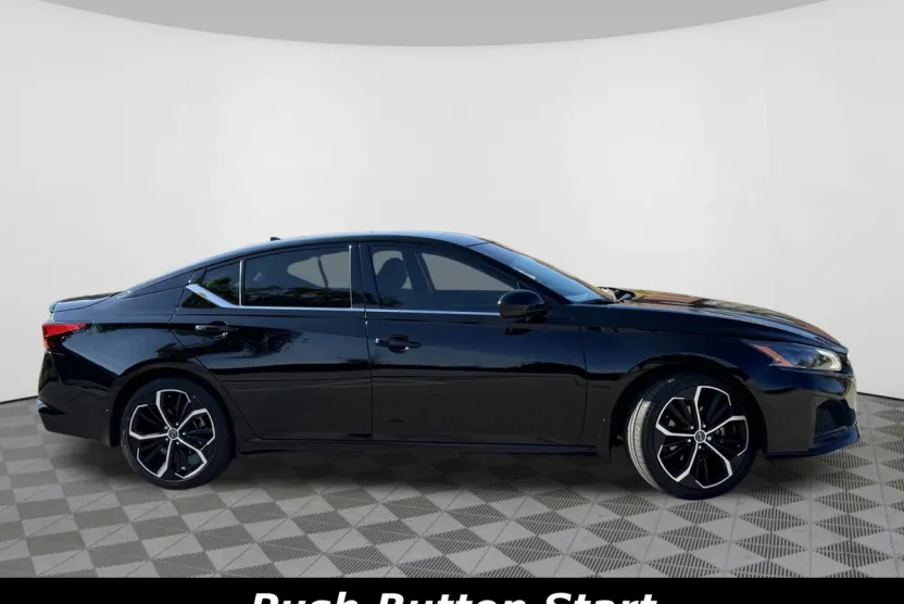 2023 Nissan Altima 2.5 SR photo 1