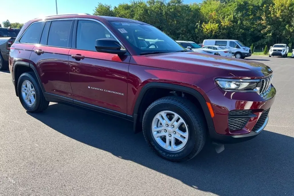 2023 Jeep Grand Cherokee Laredo photo 1