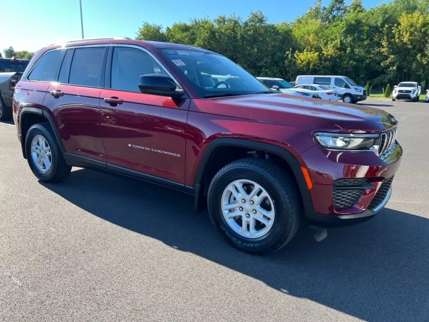 2023 Jeep Grand Cherokee Laredo photo 1