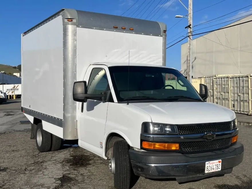 2016 Chevrolet Express 3500 Cutaway photo 1