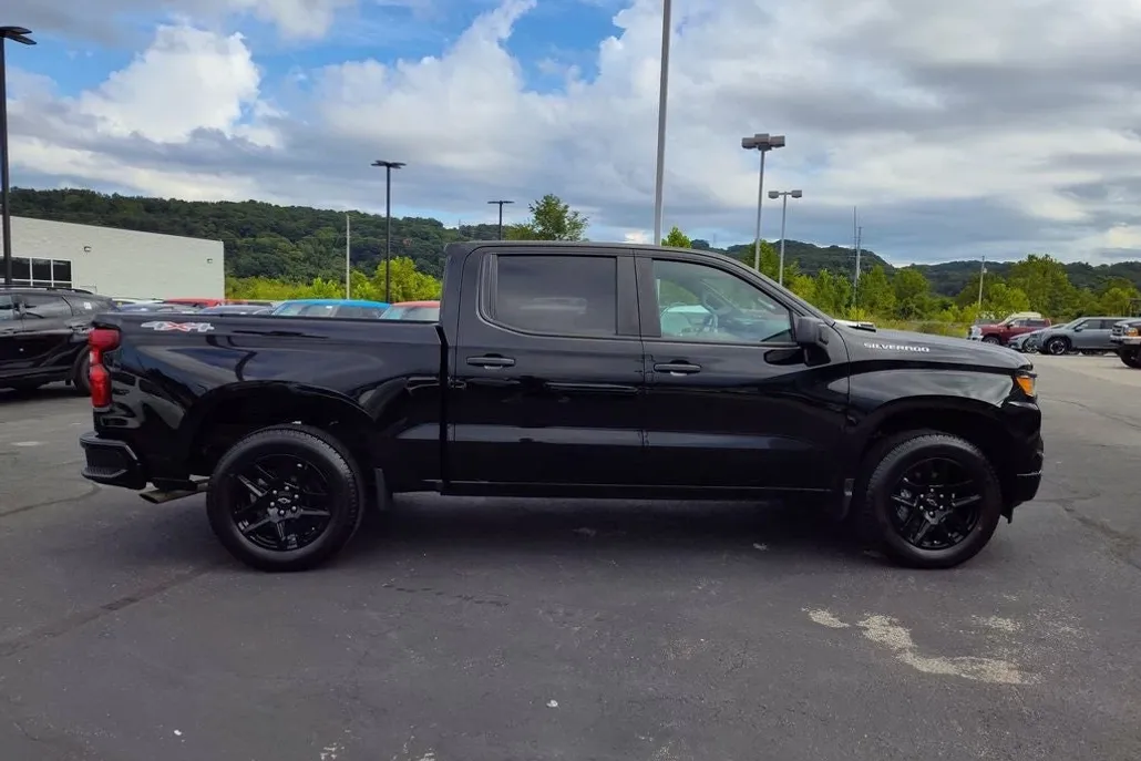 2022 Chevrolet Silverado Custom photo 1