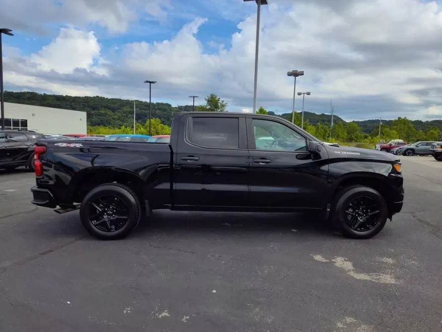 2022 Chevrolet Silverado Custom photo 1