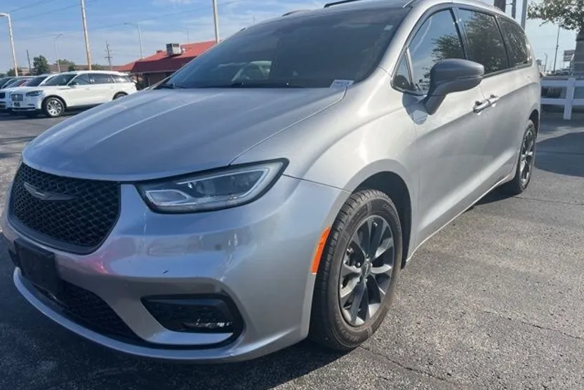 2021 Chrysler Pacifica Touring photo 1