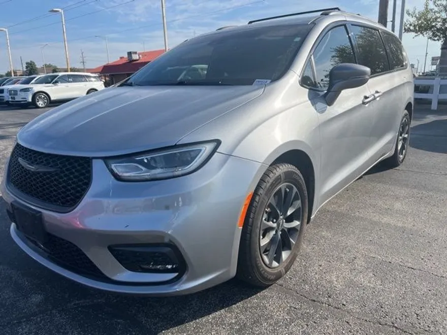 2021 Chrysler Pacifica Touring photo 1