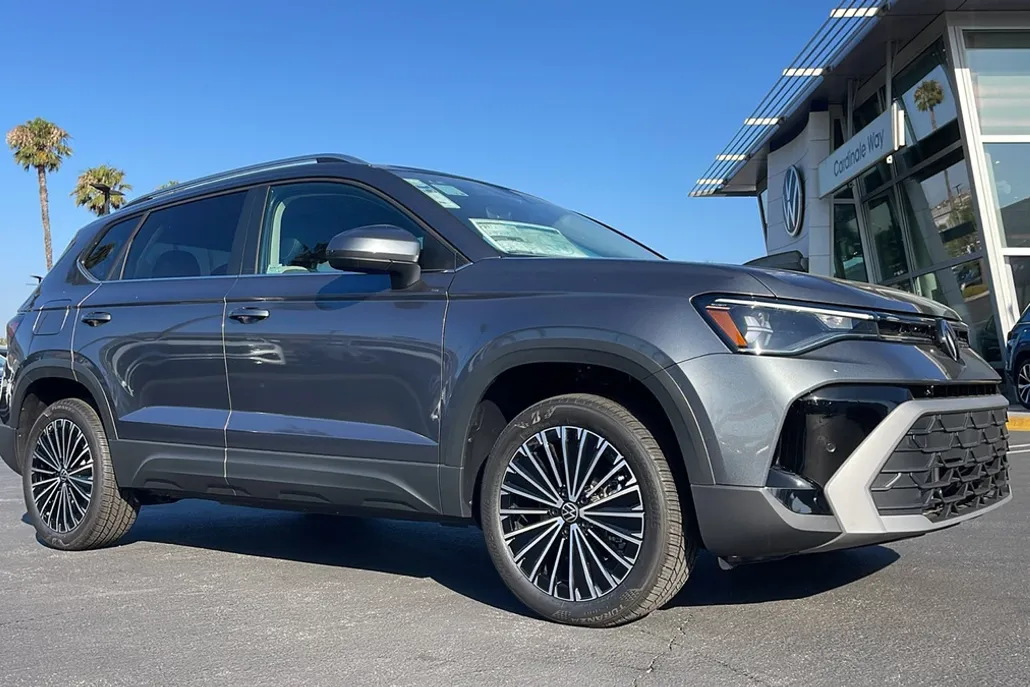 2025 Volkswagen Taos SE photo 1