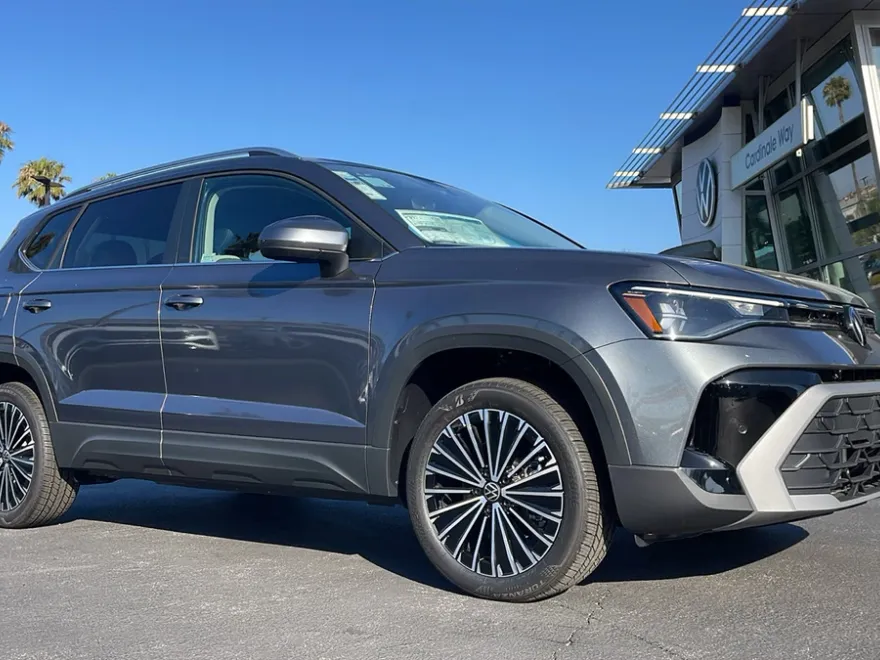 2025 Volkswagen Taos SE photo 1