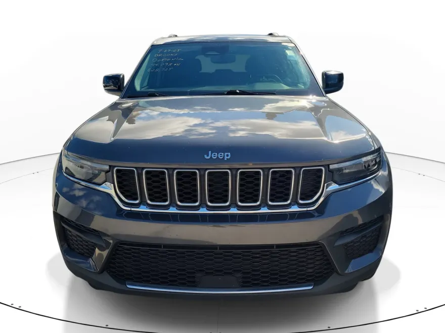 2022 Jeep Grand Cherokee Laredo photo 1