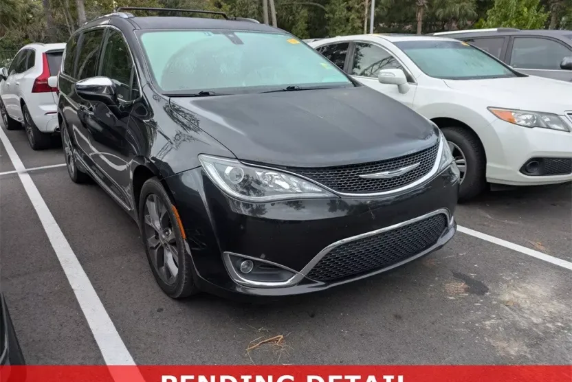2017 Chrysler Pacifica Limited photo 1