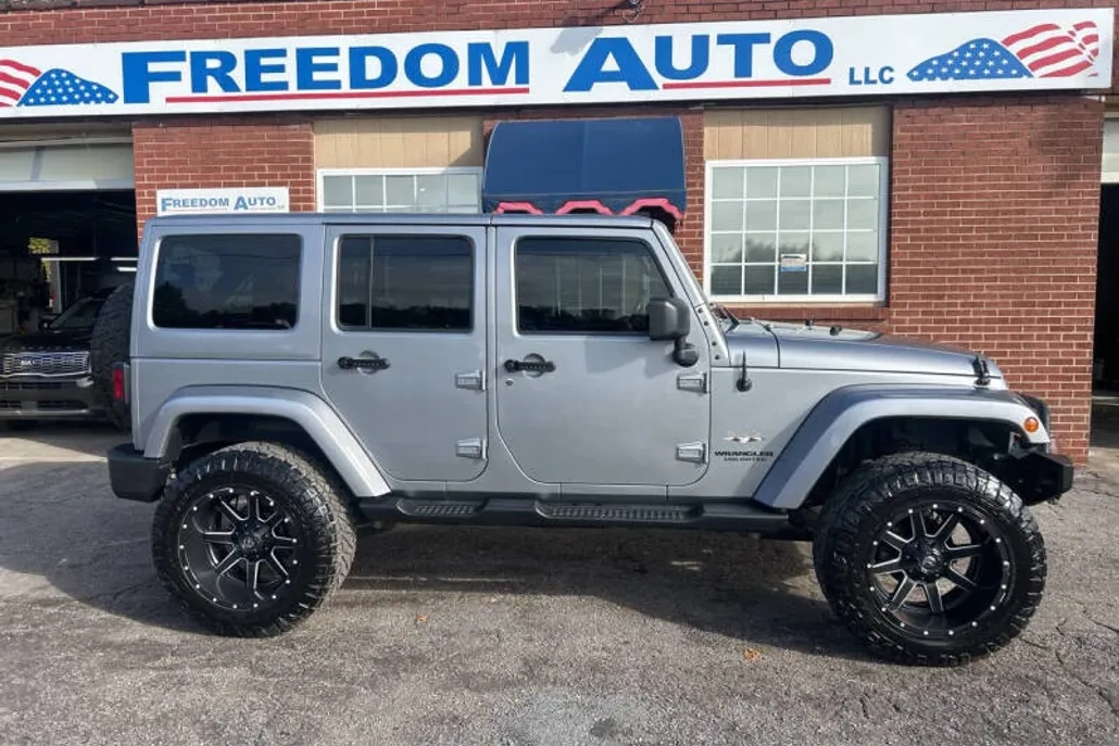2016 Jeep Wrangler Unlimited Sahara photo 1