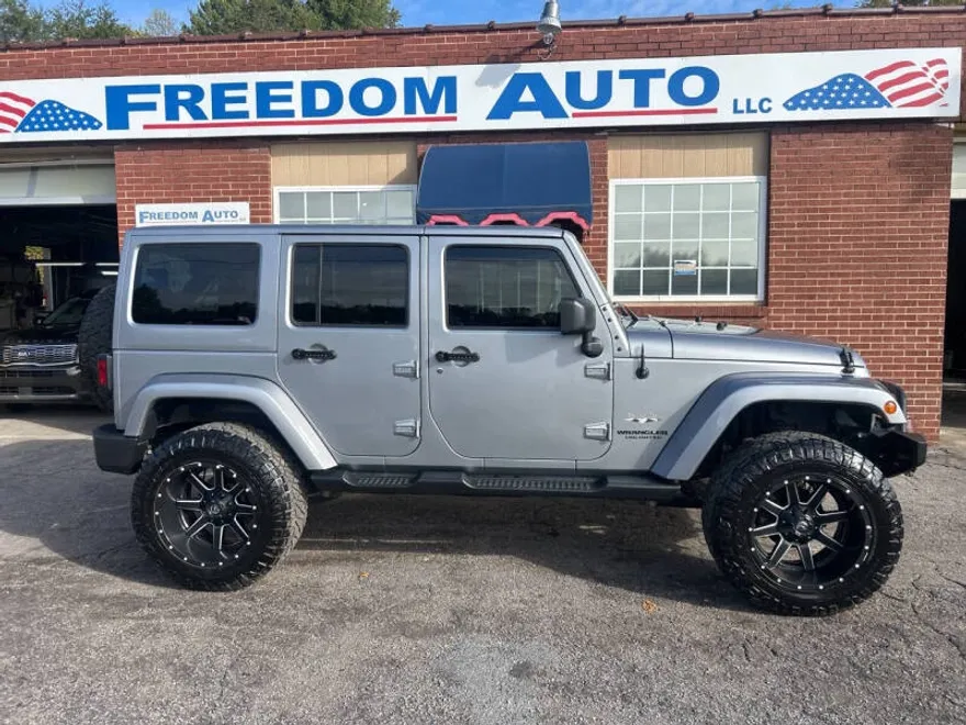 2016 Jeep Wrangler Unlimited Sahara photo 1