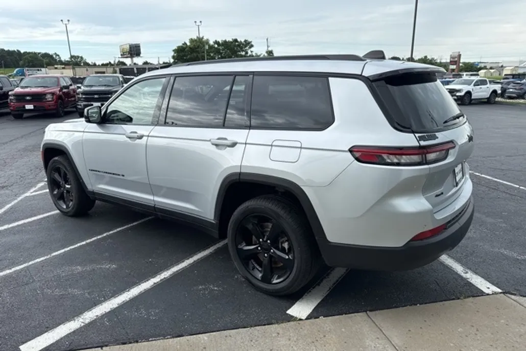 2023 Jeep Grand Cherokee Altitude photo 1