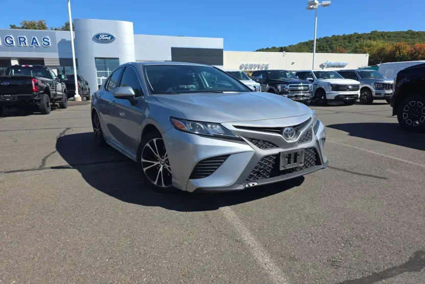 2020 Toyota Camry SE photo 1