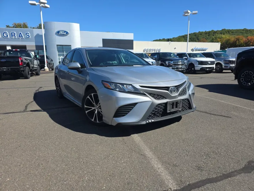 2020 Toyota Camry SE photo 1