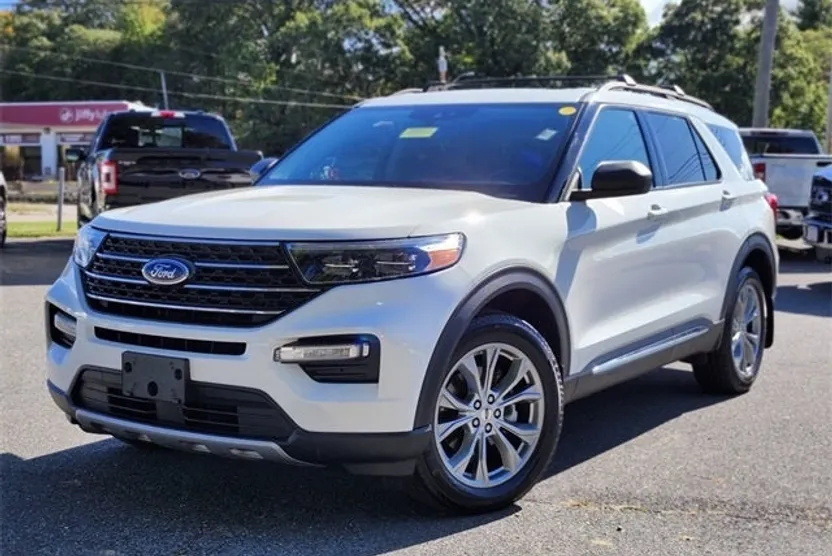 2023 Ford Explorer XLT photo 1