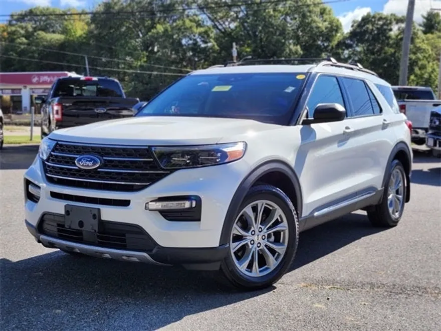 2023 Ford Explorer XLT photo 1