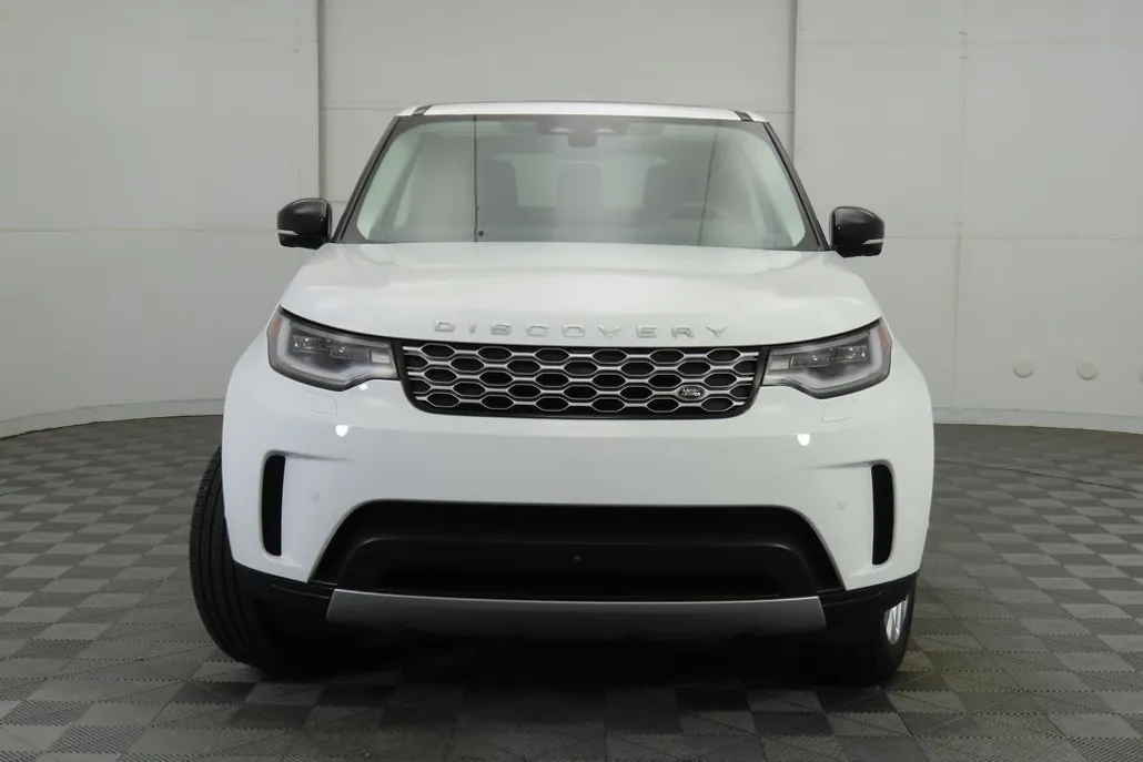 2024 Land Rover Discovery P300 S photo 1
