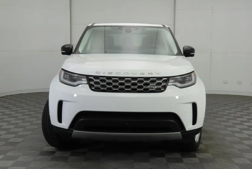 2024 Land Rover Discovery P300 S photo 1
