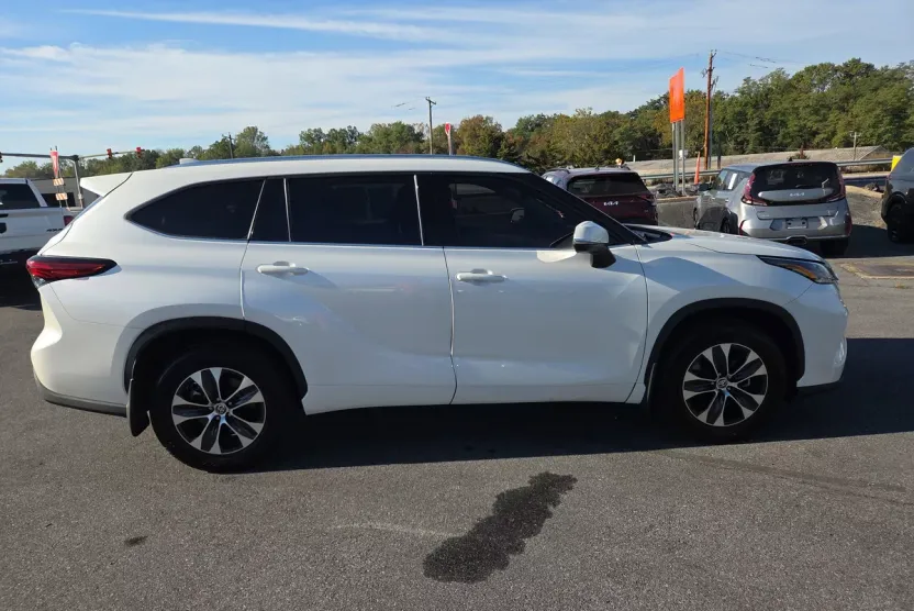2021 Toyota Highlander XLE photo 1