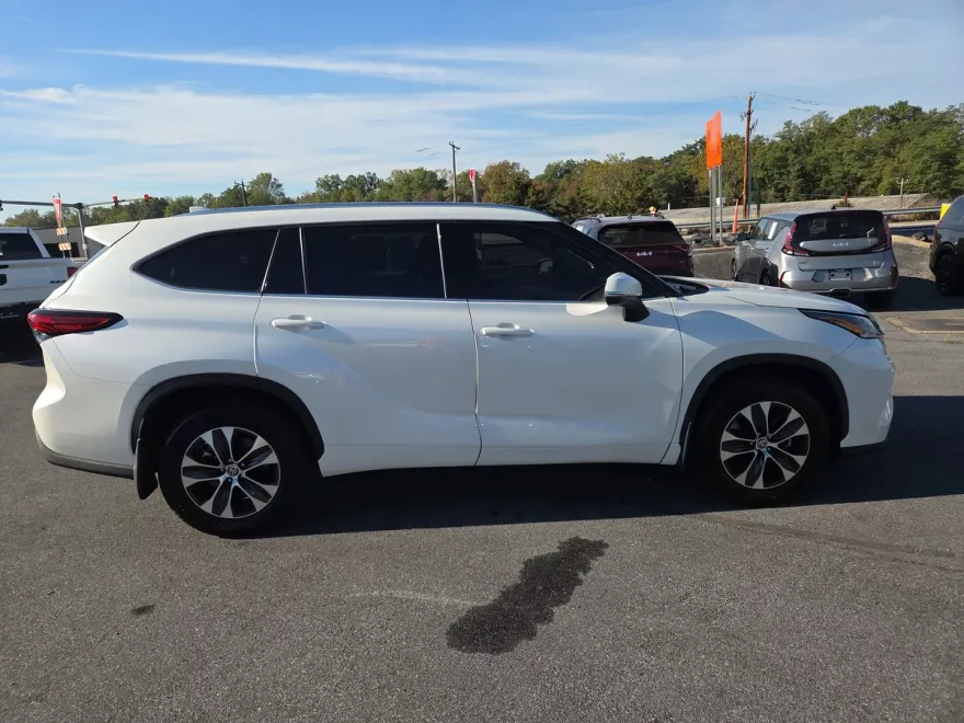 2021 Toyota Highlander XLE photo 1