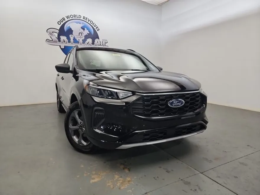 2024 Ford Escape ST-Line photo 1