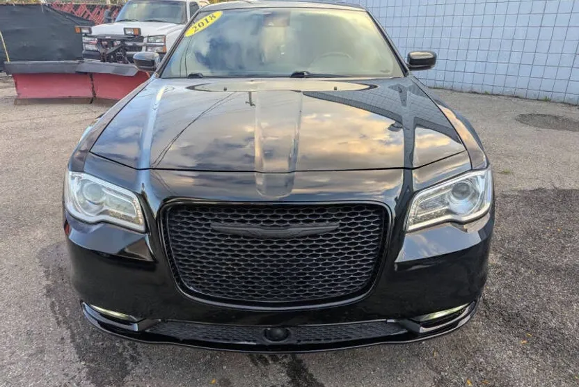 2018 Chrysler 300 C photo 1