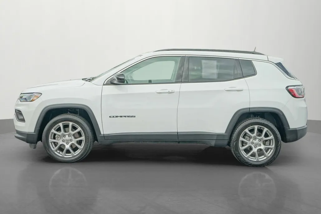 2022 Jeep Compass Latitude Lux photo 1