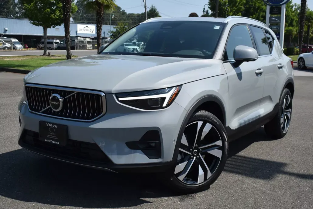 2025 Volvo XC40 Plus photo 1