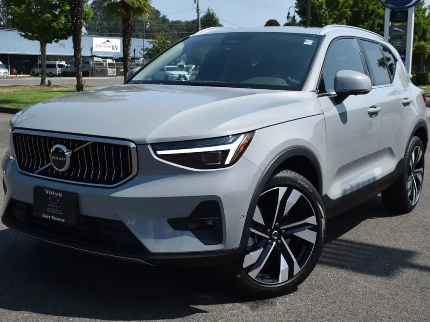 2025 Volvo XC40 Plus photo 1