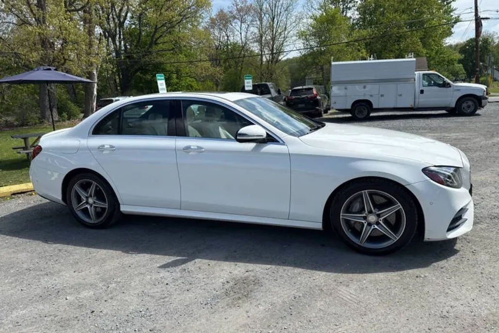 2017 Mercedes Benz E 300 4MATIC photo 1