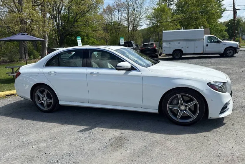 2017 Mercedes Benz E 300 4MATIC photo 1