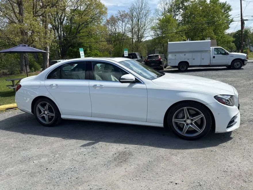 2017 Mercedes Benz E 300 4MATIC photo 1