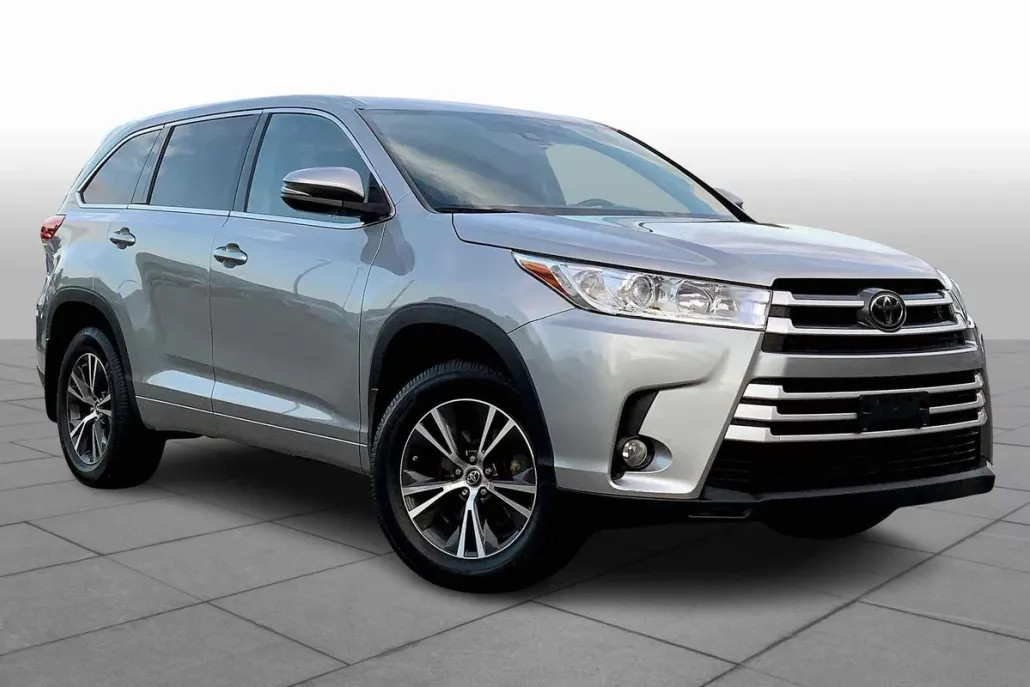 2017 Toyota Highlander LE Plus photo 1