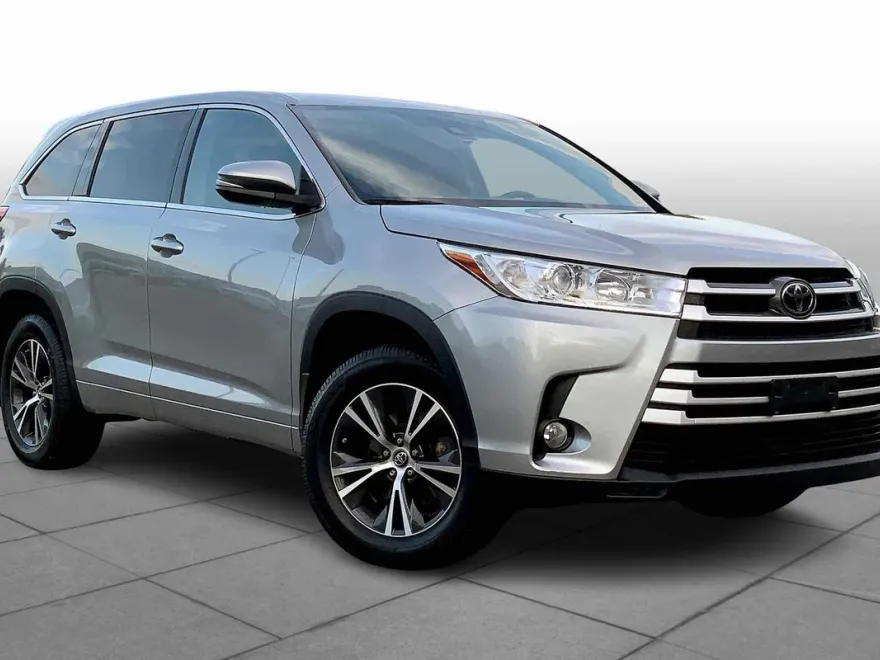 2017 Toyota Highlander LE Plus photo 1
