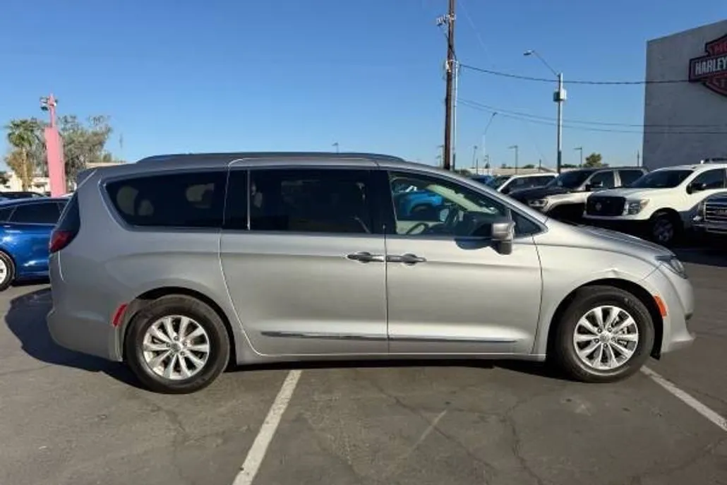2018 Chrysler Pacifica Touring L photo 1