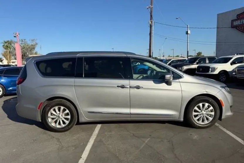 2018 Chrysler Pacifica Touring L photo 1
