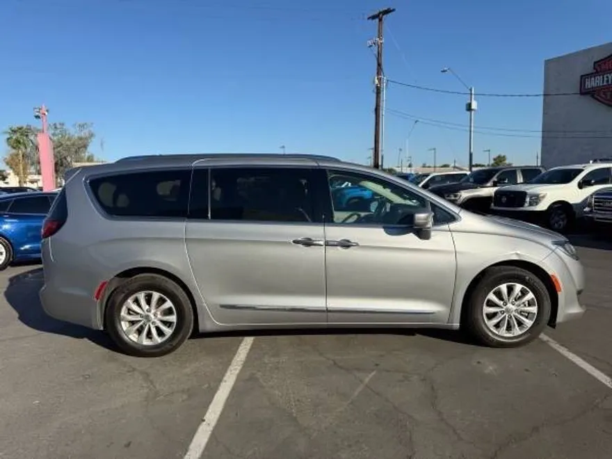 2018 Chrysler Pacifica Touring L photo 1