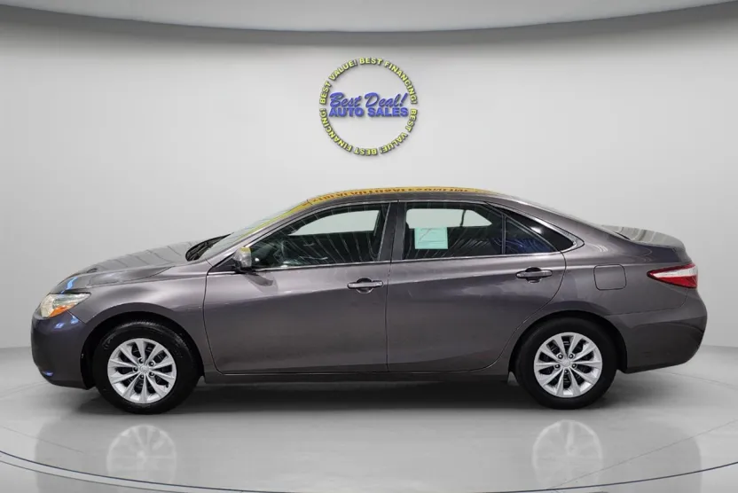 2017 Toyota Camry LE photo 1