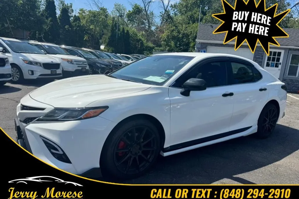 2018 Toyota Camry XLE photo 1