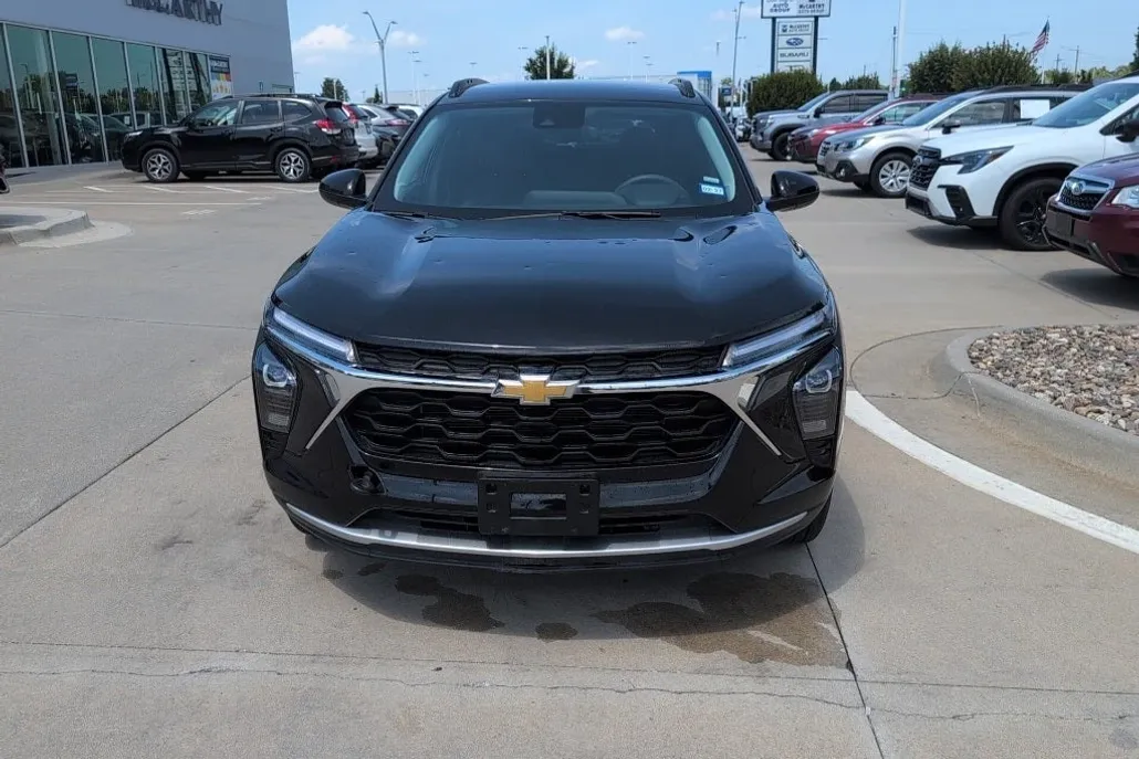 2025 Chevrolet Trax LT photo 1