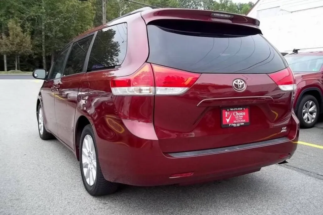 2014 Toyota Sienna LE photo 1