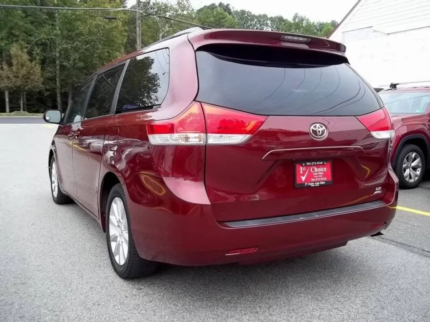 2014 Toyota Sienna LE photo 1
