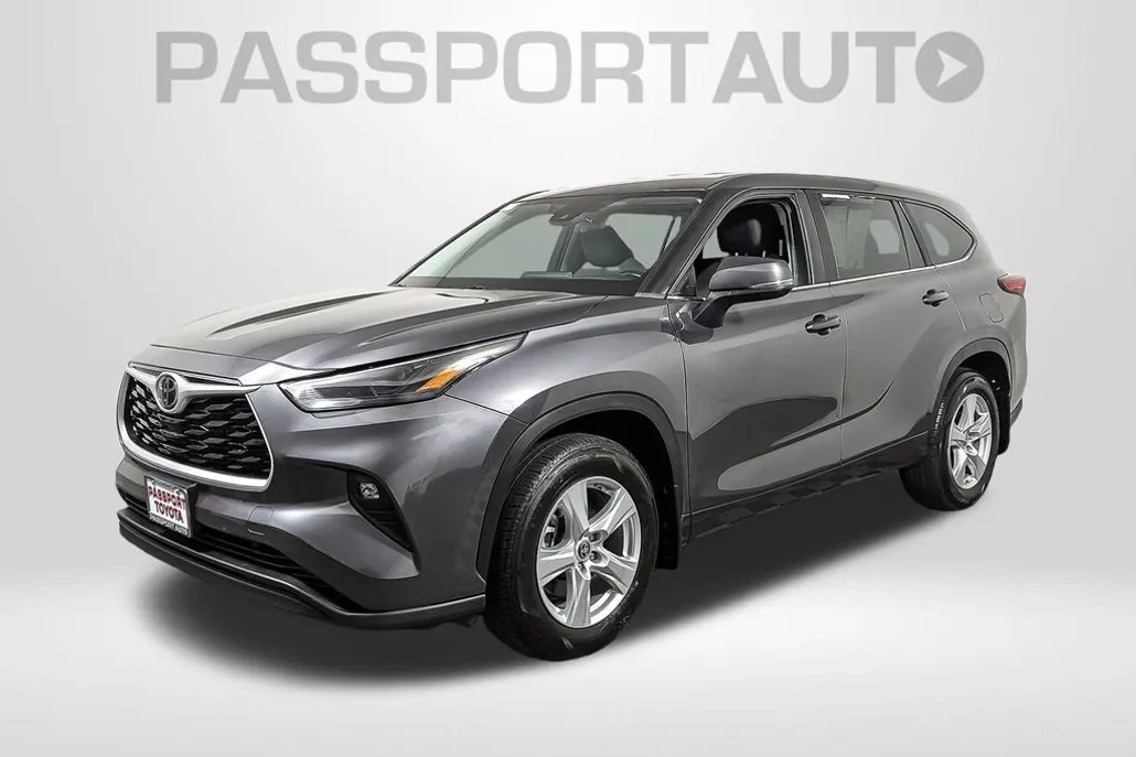 2023 Toyota Highlander LE photo 1