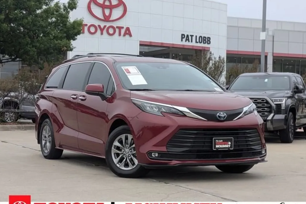 2025 Toyota Sienna XLE photo 1