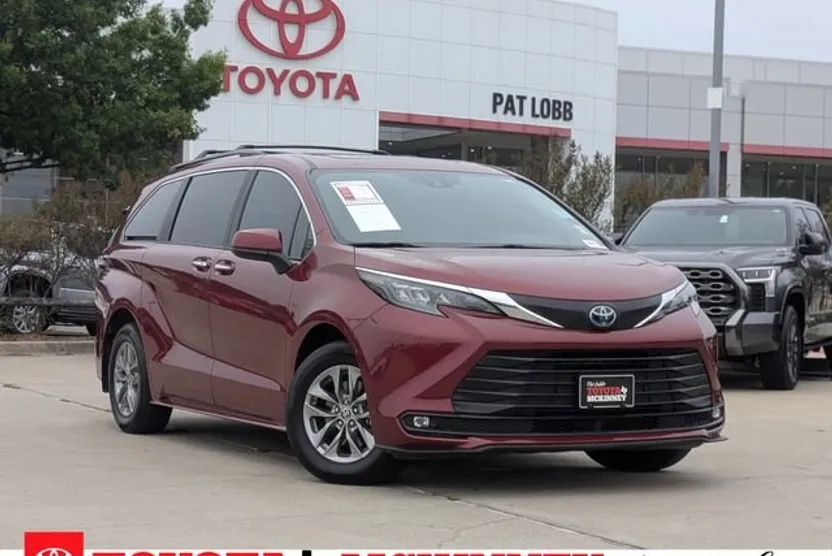 2025 Toyota Sienna XLE photo 1