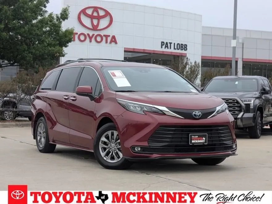 2025 Toyota Sienna XLE photo 1